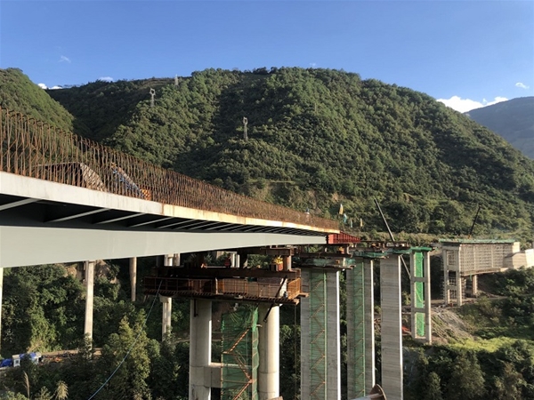 大理平坡立交鋼箱梁頂推