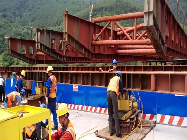 大漾云高速公路第三合同段甸底2號大橋鋼箱梁頂推及落梁工程