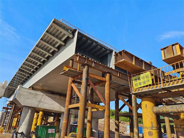 梧州-玉林-欽州公路蒼梧至容縣3標(biāo)鋼箱梁制作安裝