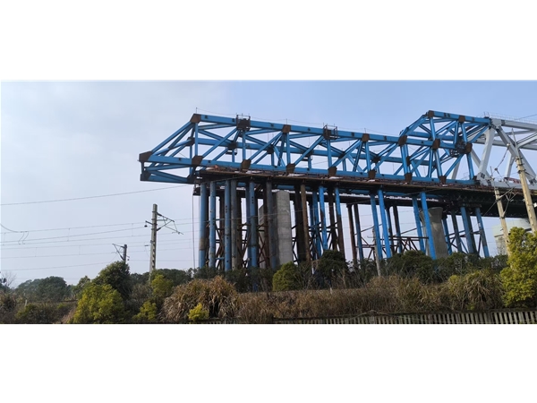 山東超晟輝護(hù)航昌九鐵路樂(lè)化聯(lián)絡(luò)線特大橋鋼桁梁施工