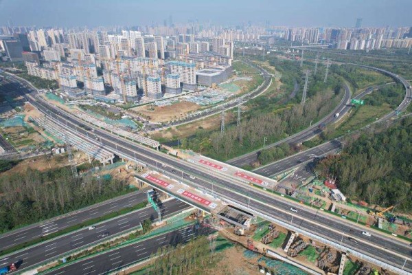 合肥繁華大道改擴(kuò)建工程滬漢蓉橋頂推施工