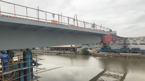 廣州南沙十四涌橋鋼桁梁頂推