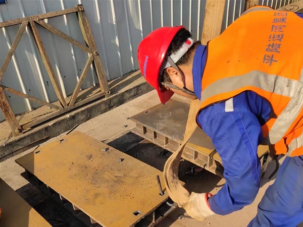 平路運(yùn)河永福大橋鋼梁頂推