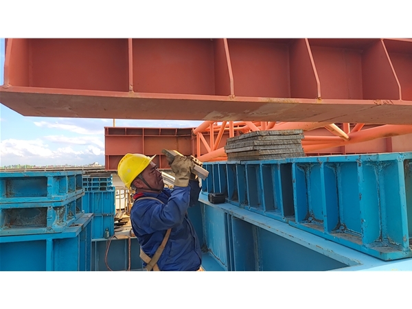 汕梅高速北河大橋鋼梁頂推