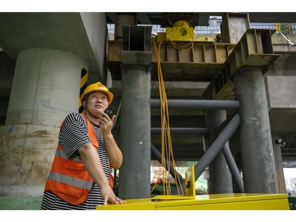 合肥繁華大道改擴(kuò)建工程滬漢蓉橋頂推施工