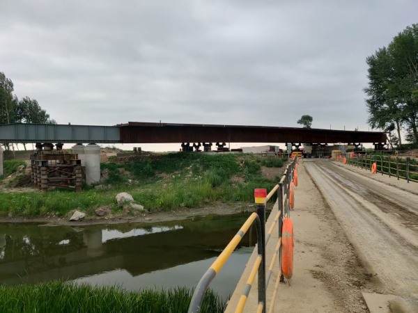 長春環(huán)線高速伊通至公主嶺至農(nóng)安段鋼梁頂推